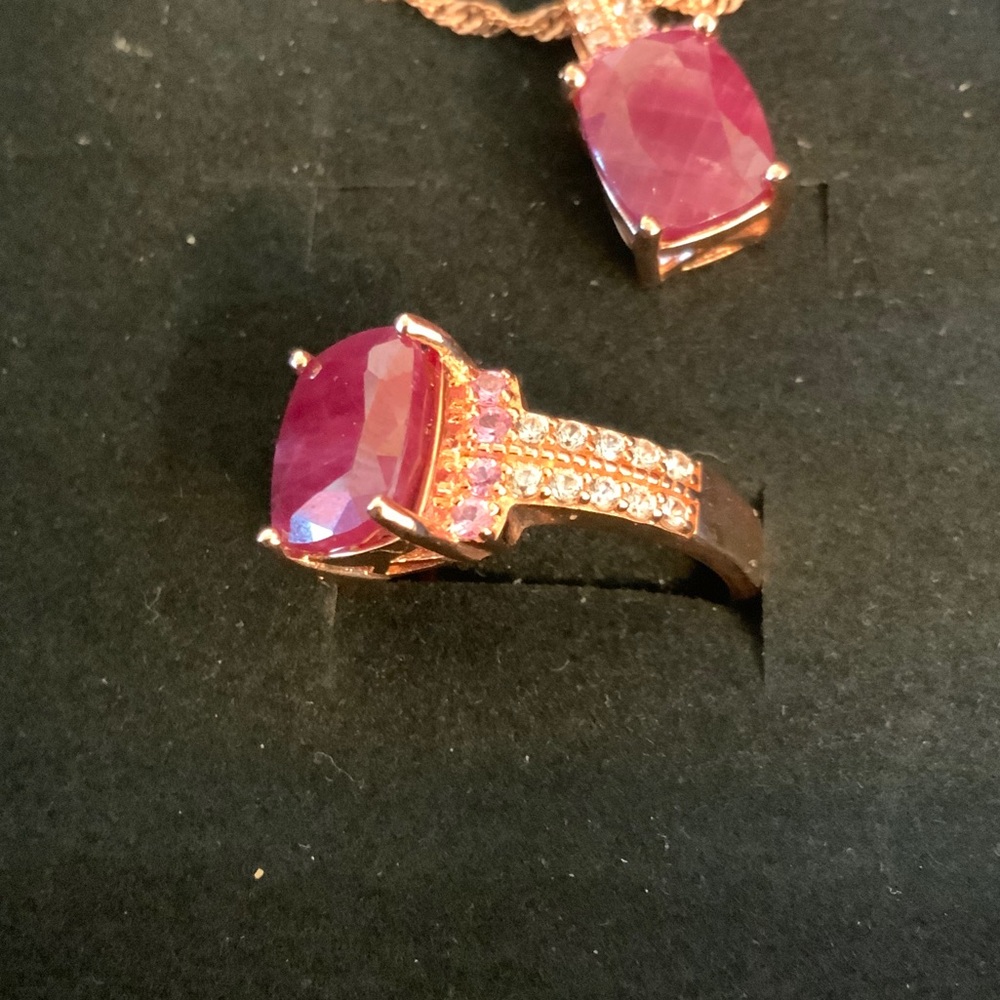 Elegant Pink Stone Jewelry Set - Picture 2 of 8